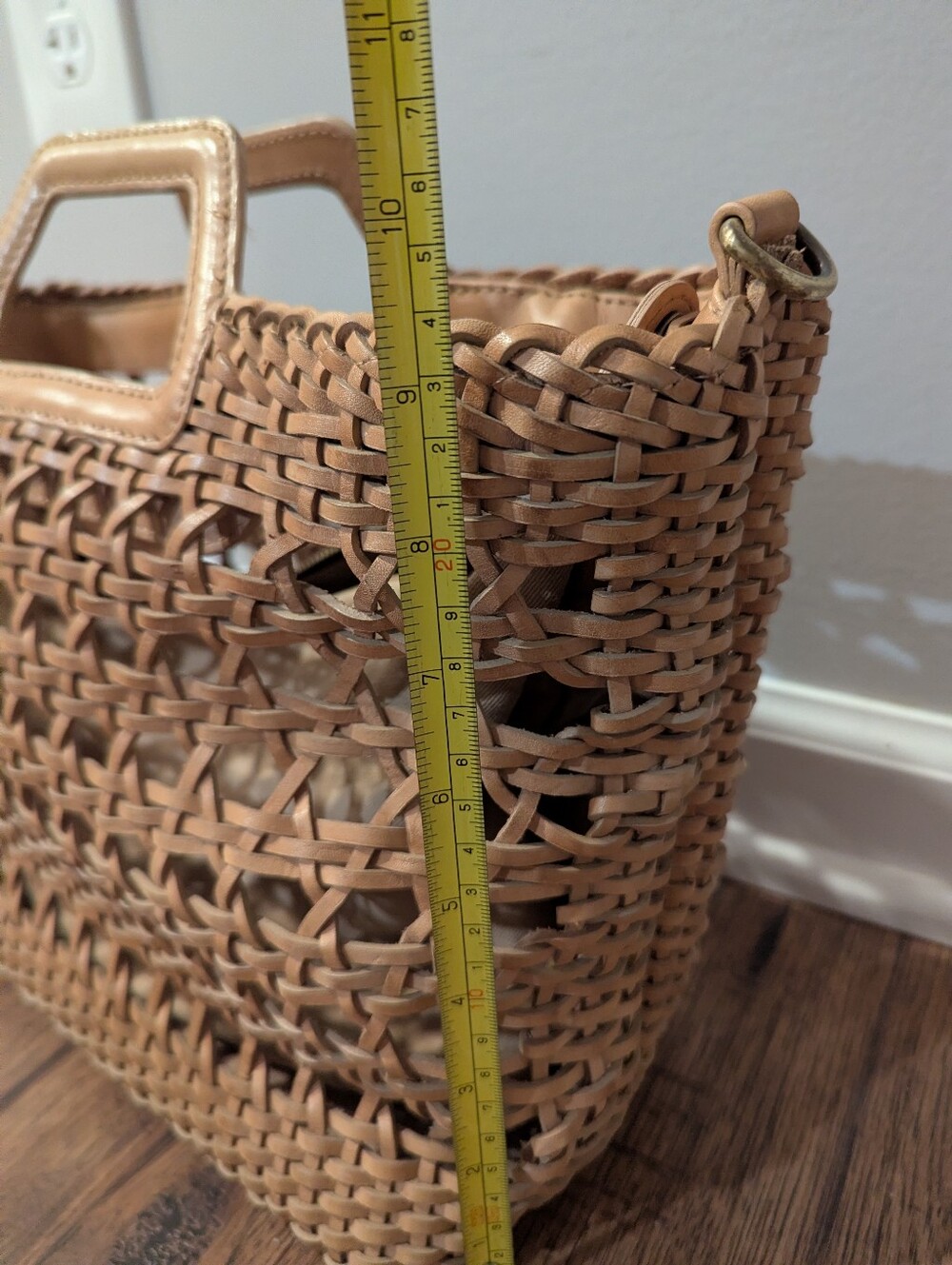 Woven Tote Bag in Light Tan - Stylish Everyday Carry - Picture 4 of 7